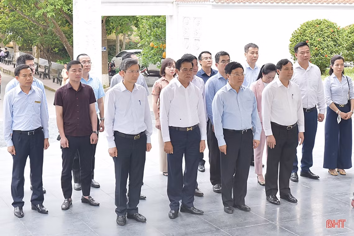 Phó Thủ tướng Thường trực Chính phủ Phạm Bình Minh dâng hương tại Khu di tích Ngã ba Đồng Lộc