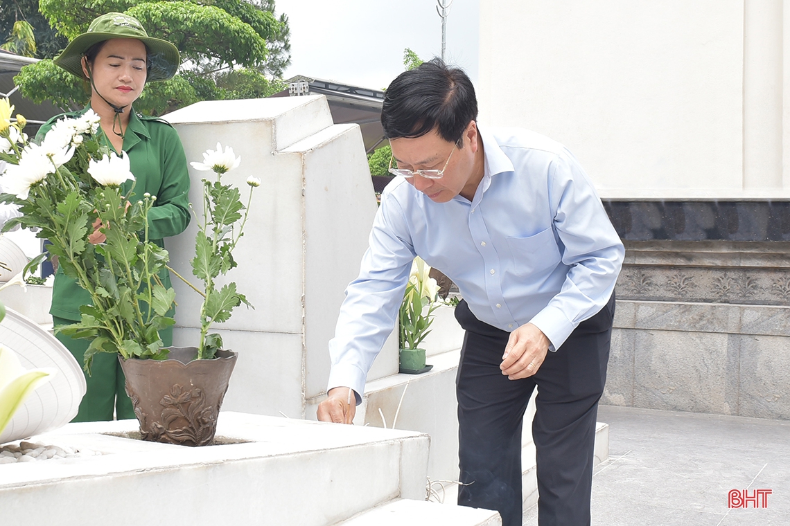 Phó Thủ tướng Thường trực Chính phủ Phạm Bình Minh dâng hương tại Khu di tích Ngã ba Đồng Lộc