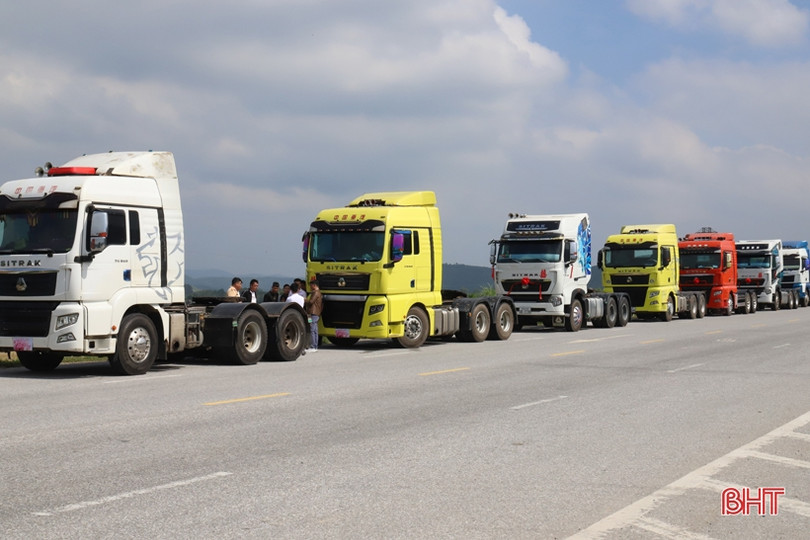 Đám cưới ở Hà Tĩnh rước dâu bằng 50 xe đầu kéo