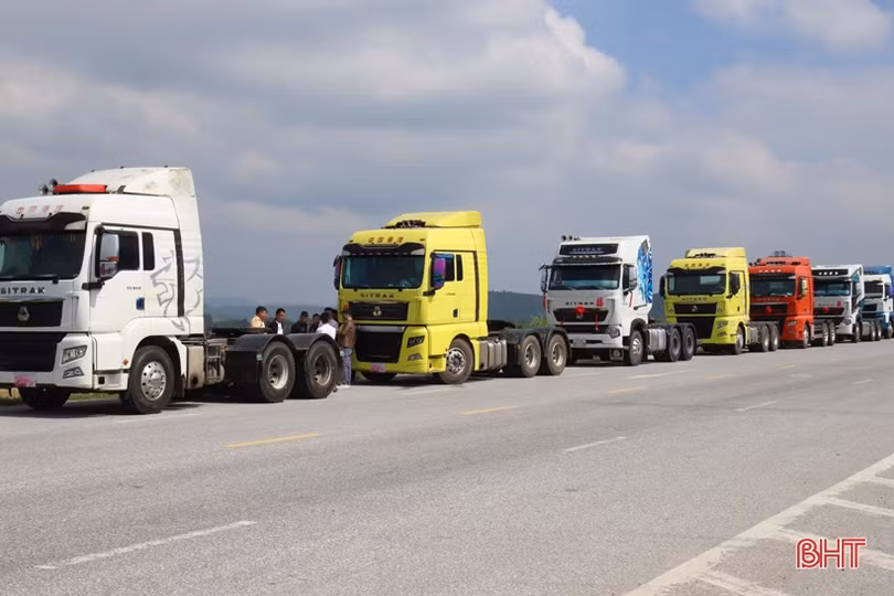 Đám cưới ở Hà Tĩnh rước dâu bằng 50 xe đầu kéo