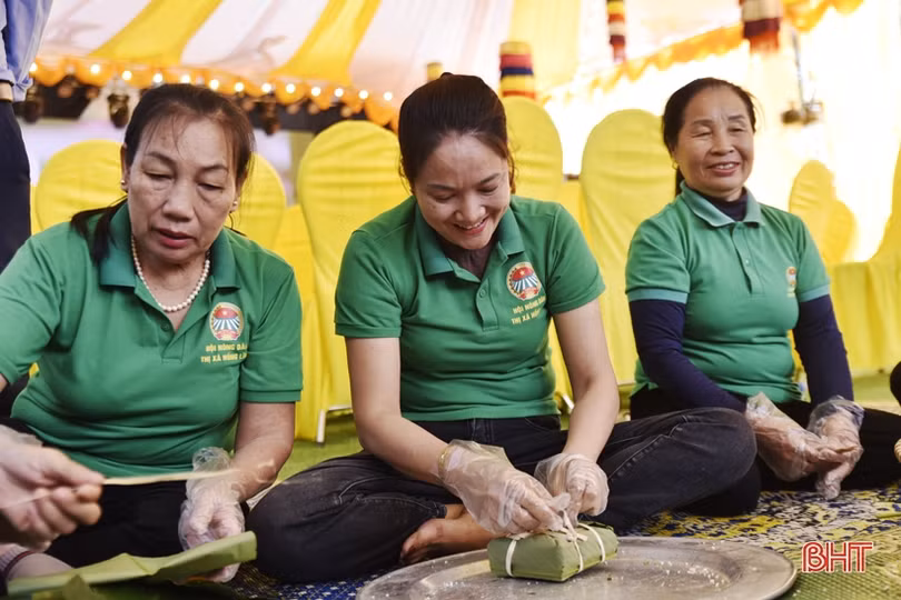 6 đội đua tài gói bánh chưng dâng Thánh tại lễ hội đền Cả