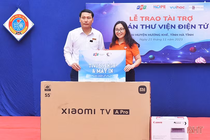 5 trường học ở Hương Khê được tài trợ thư viện điện tử