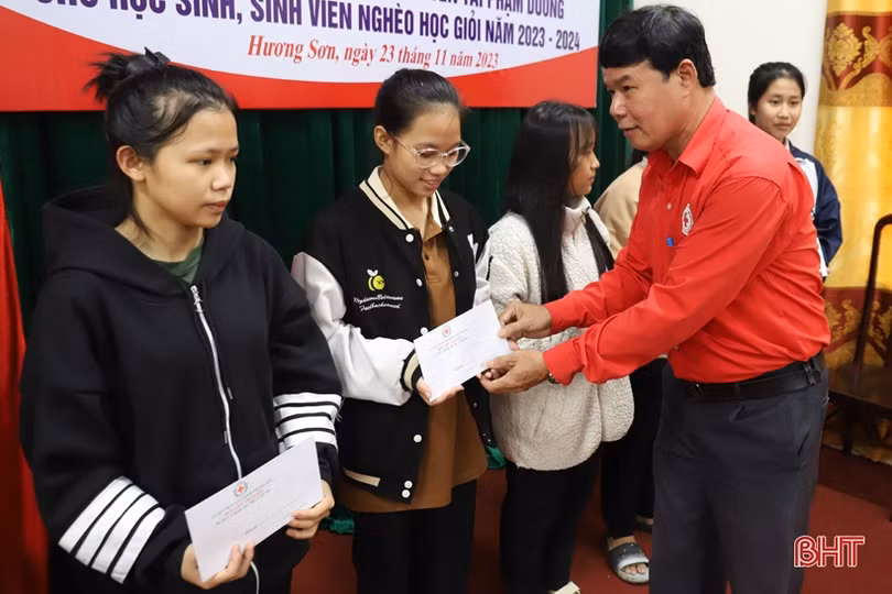 Gần 100 suất học bổng đến với học sinh gặp hoàn cảnh khó khăn