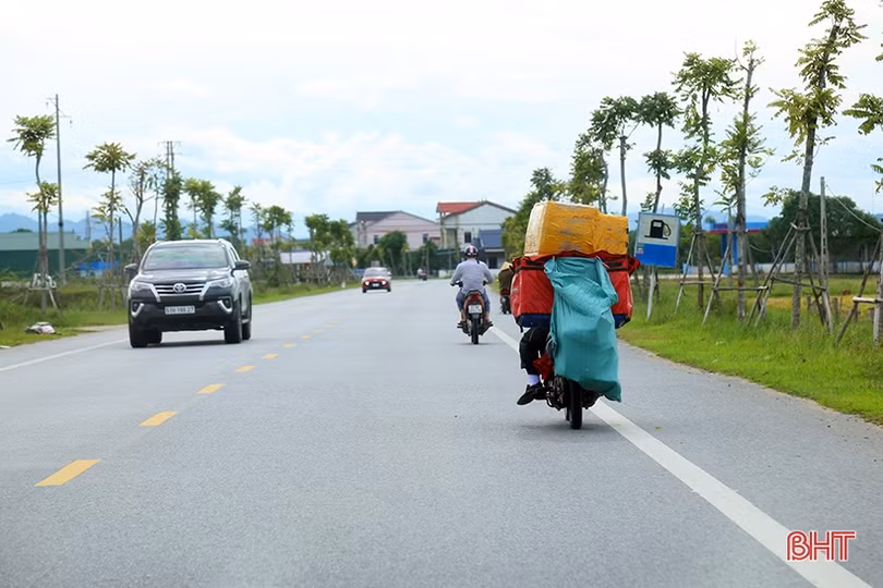 Shipper thời online: Vừa chạy vừa nghe điện thoại, sẵn sàng vượt đèn đỏ!