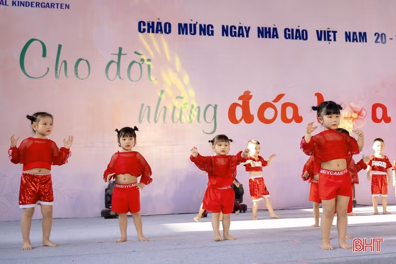 “Cho đời những đóa hoa thơm”...