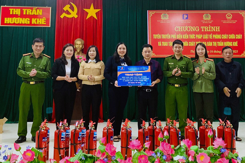 Trao tặng 500 bình chữa cháy cho hộ nghèo Hà Tĩnh