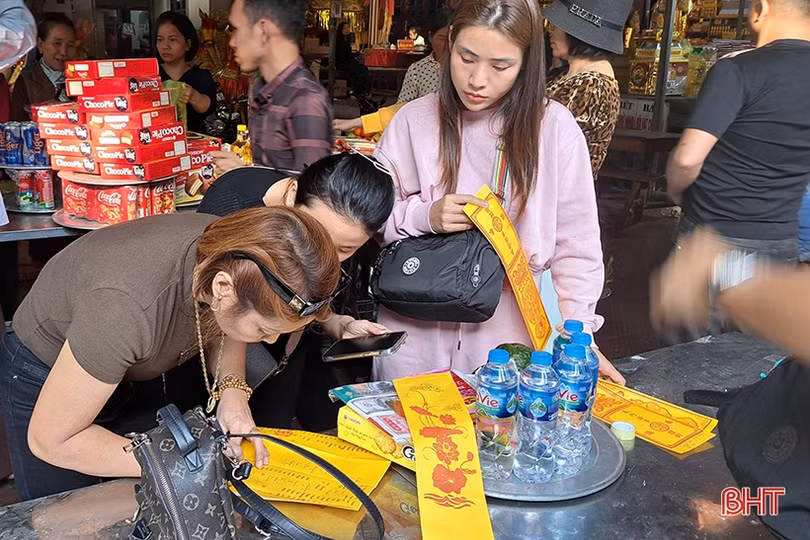 Người dân nườm nượp đến đền Chợ Củi trước ngày chính lễ