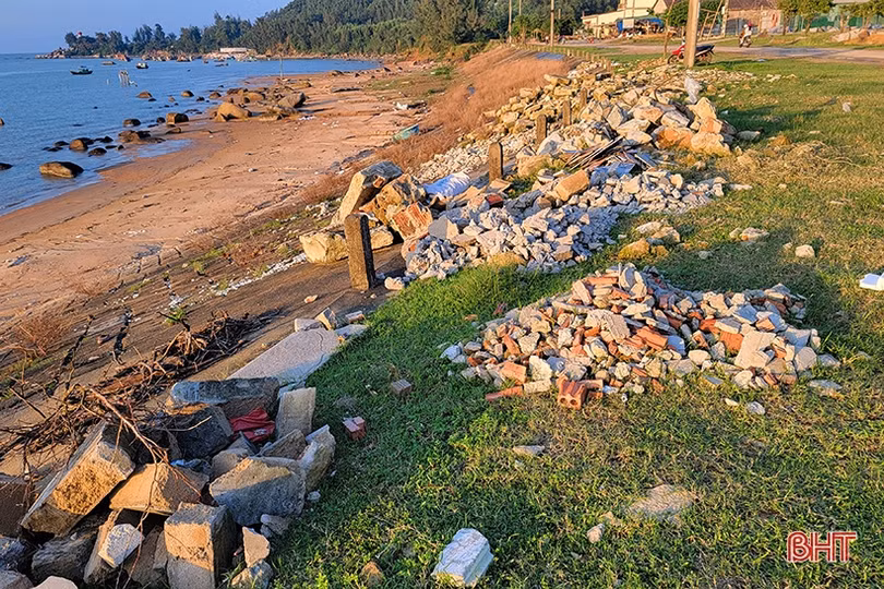 Rác thải xây dựng đổ bừa bãi dọc bờ đê biển Cẩm Lĩnh