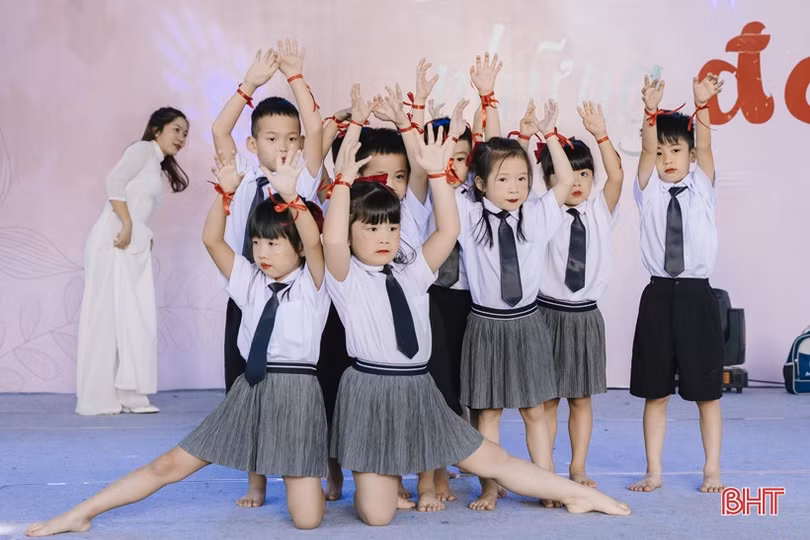 “Cho đời những đóa hoa thơm”...