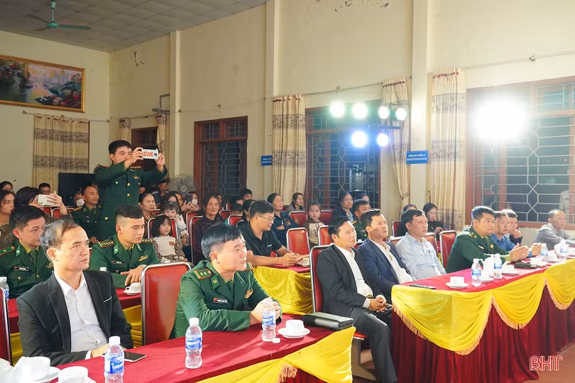 Đoàn Văn công BĐBP Việt Nam biểu diễn tại các địa bàn biên giới ở Hà Tĩnh