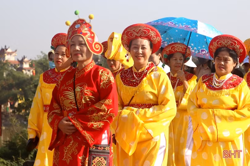 Hàng trăm người tham gia lễ rước cấp thuỷ tại lễ hội đền Cả