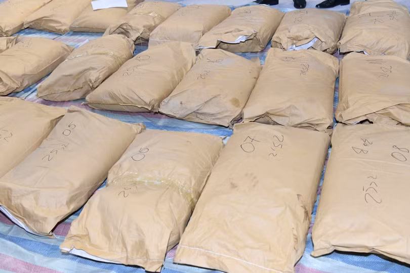 Triệt phá đường dây buôn ma túy giấu trong bao xi măng trị giá hơn 5,7 triệu USD