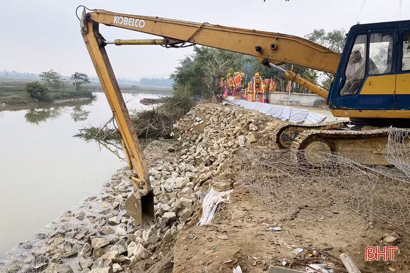Khắc phục tình trạng sạt lở bờ sông phía ngoài cống Trung Lương