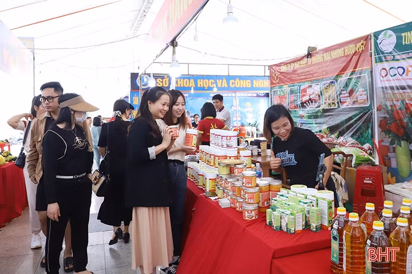 Nhộn nhịp mua sắm tại Lễ hội Cam và sản phẩm nông nghiệp Hà Tĩnh