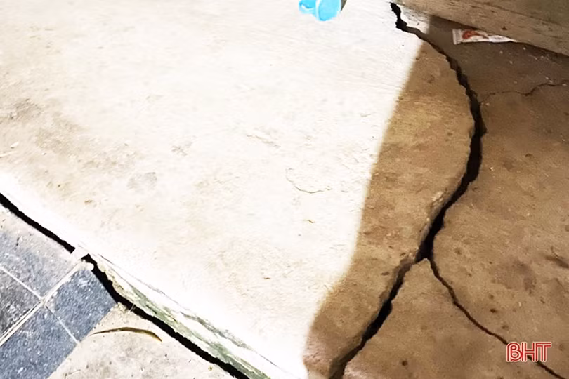 Xuất hiện hố sụt lún bất thường trong đêm ở Hương Khê