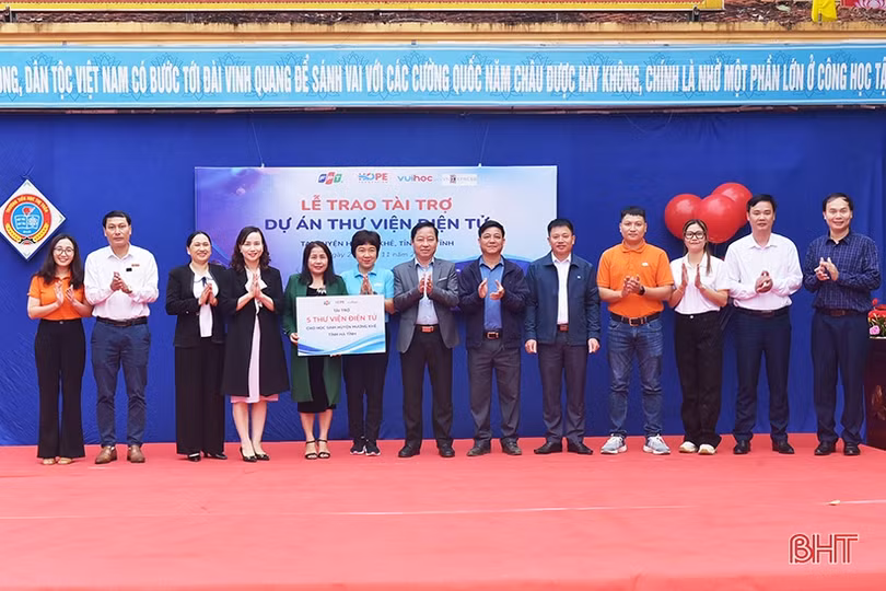 5 trường học ở Hương Khê được tài trợ thư viện điện tử