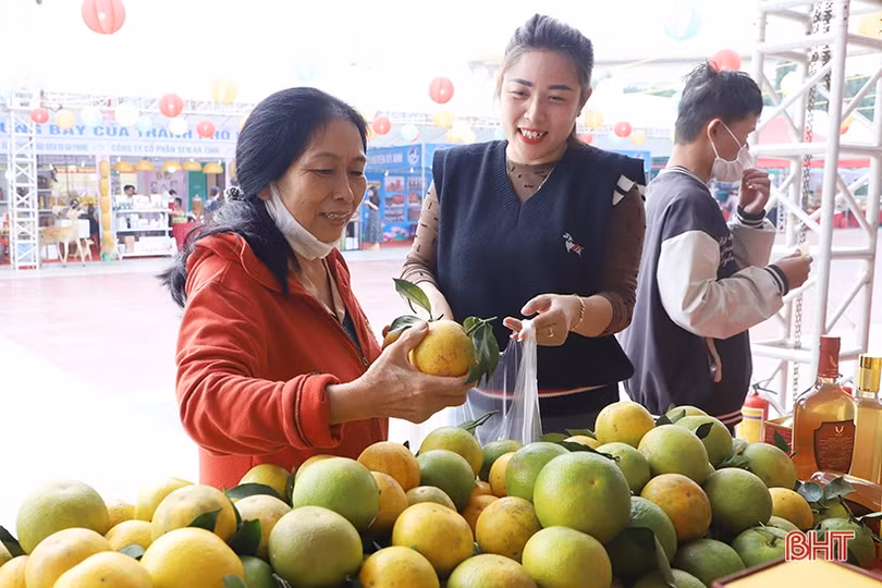 Nhộn nhịp mua sắm tại Lễ hội Cam và sản phẩm nông nghiệp Hà Tĩnh