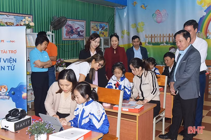 5 trường học ở Hương Khê được tài trợ thư viện điện tử