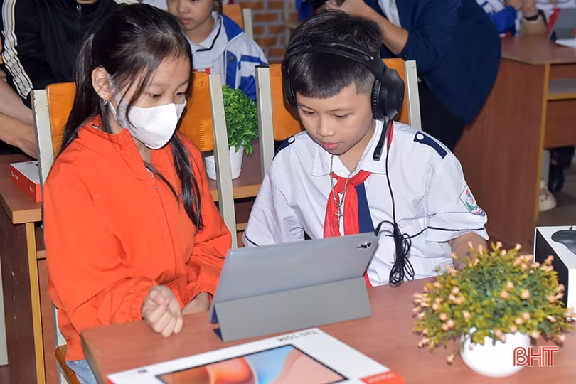 5 trường học ở Hương Khê được tài trợ thư viện điện tử