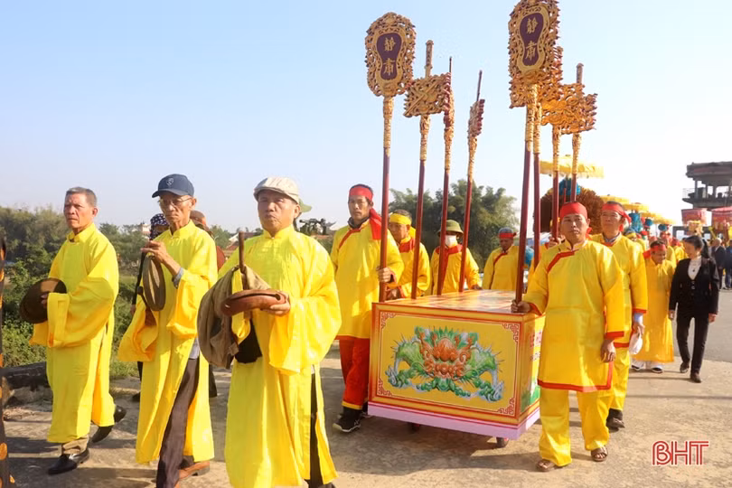 Hàng trăm người tham gia lễ rước cấp thuỷ tại lễ hội đền Cả