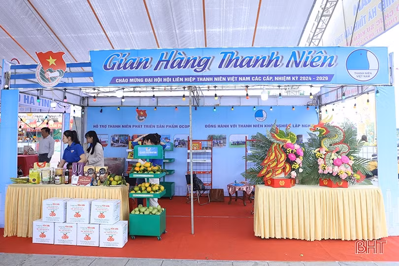 Nhộn nhịp mua sắm tại Lễ hội Cam và sản phẩm nông nghiệp Hà Tĩnh