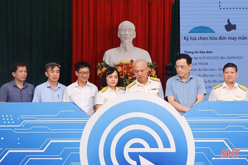 Khách hàng ở thị trấn Nghèn trúng giải nhất “Hóa đơn may mắn” quý III