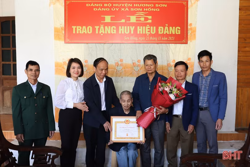 Trao Huy hiệu 70 năm tuổi Đảng cho đảng viên ở Hương Sơn