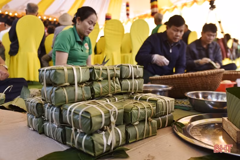 6 đội đua tài gói bánh chưng dâng Thánh tại lễ hội đền Cả