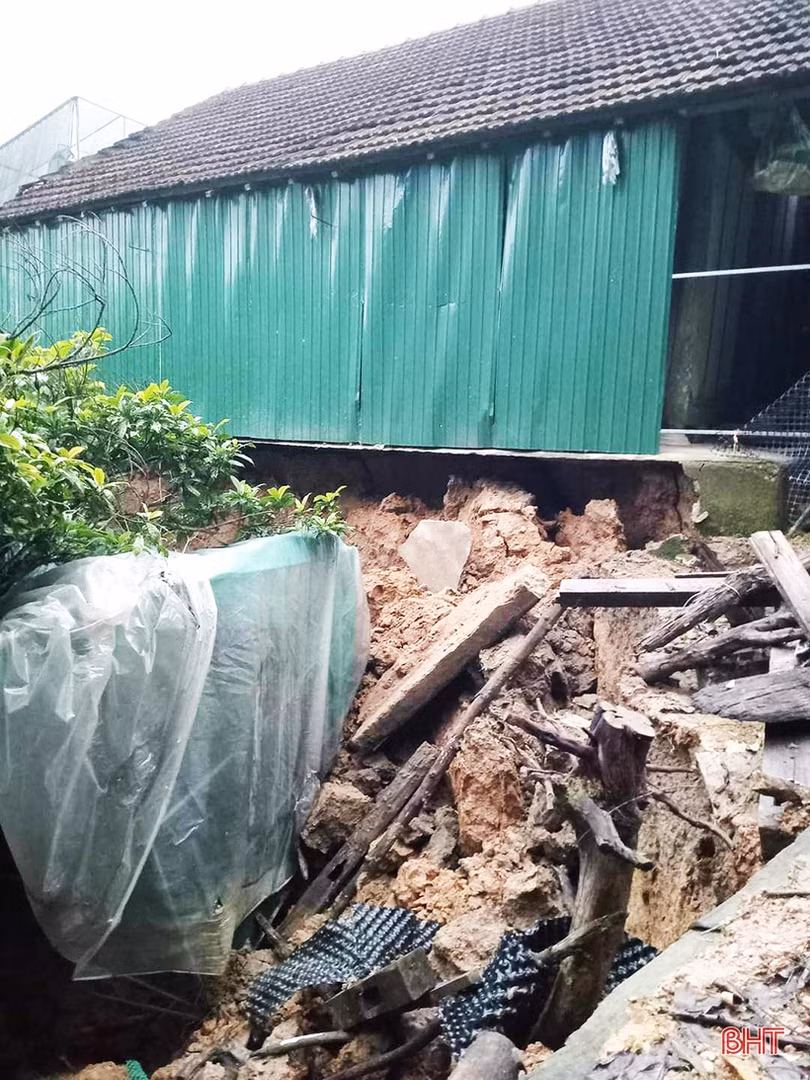 Xuất hiện hố sụt lún bất thường trong đêm ở Hương Khê