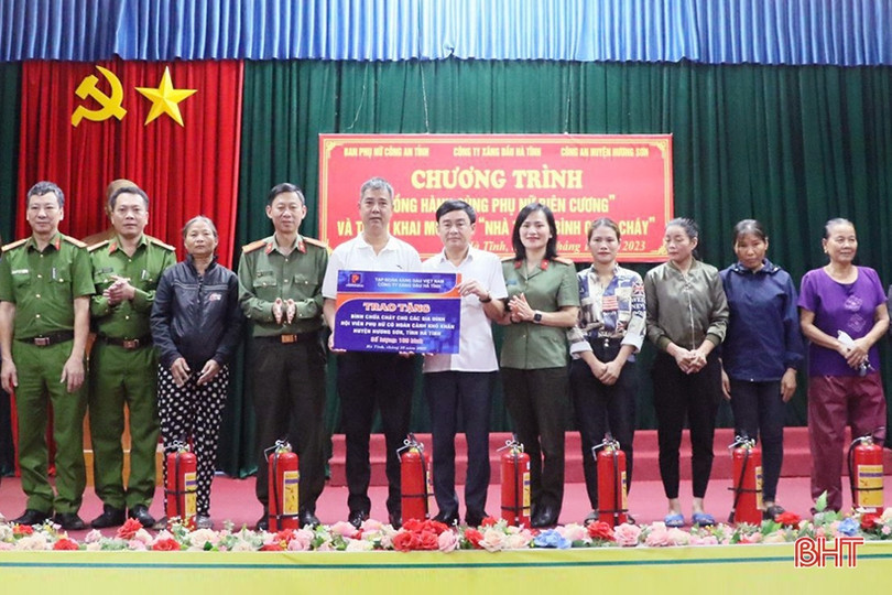 Trao tặng 500 bình chữa cháy cho hộ nghèo Hà Tĩnh