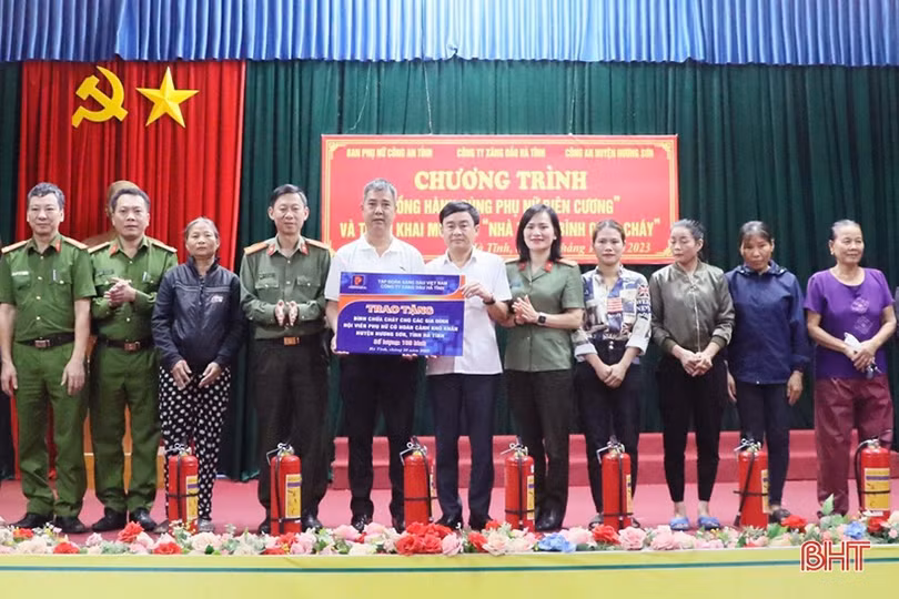 Trao tặng 500 bình chữa cháy cho hộ nghèo Hà Tĩnh