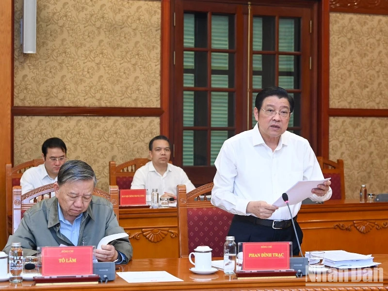 Trưởng Ban Nội chính Trung ương Phan Đình Trạc, Phó Trưởng Ban Thường trực Ban Chỉ đạo phát biểu tại cuộc họp. (Ảnh: DUY LINH) Cho ý kiến về kết quả chỉ đạo xử lý một số vụ án đặc biệt nghiêm trọng