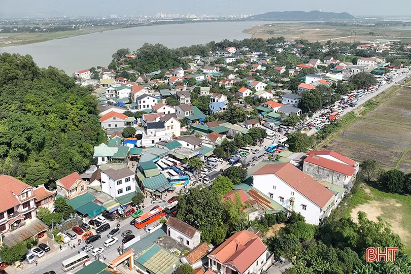 Người dân nườm nượp đến đền Chợ Củi trước ngày chính lễ