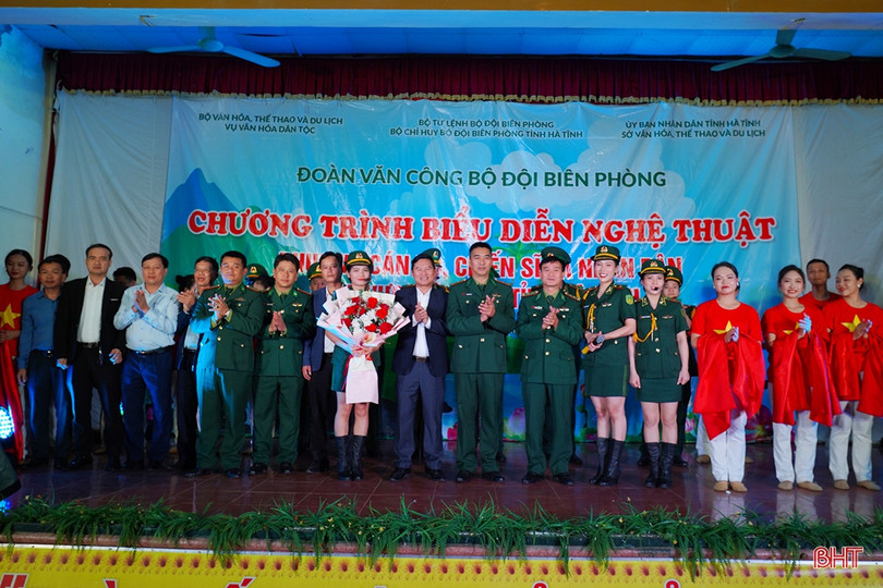 Đoàn Văn công BĐBP Việt Nam biểu diễn tại các địa bàn biên giới ở Hà Tĩnh