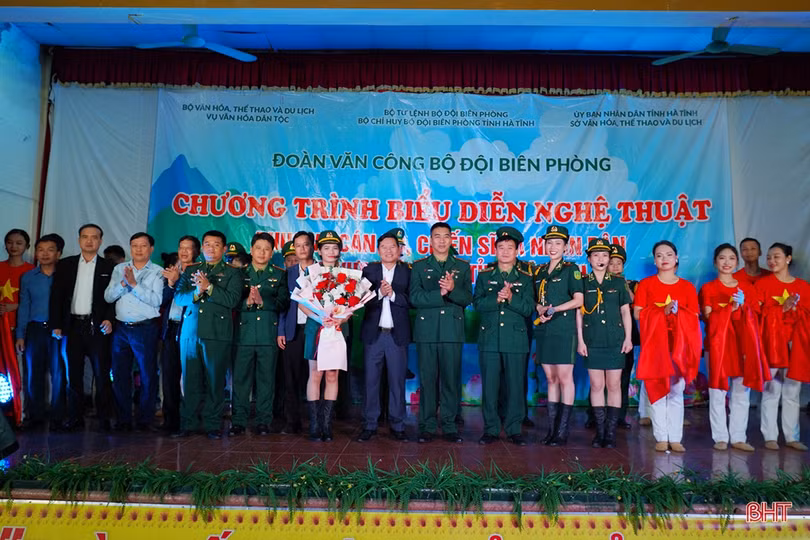 Đoàn Văn công BĐBP Việt Nam biểu diễn tại các địa bàn biên giới ở Hà Tĩnh
