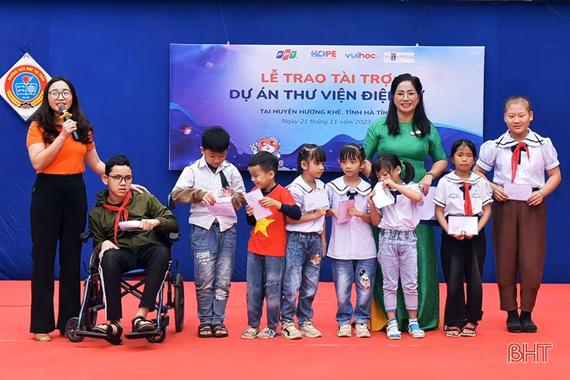 5 trường học ở Hương Khê được tài trợ thư viện điện tử