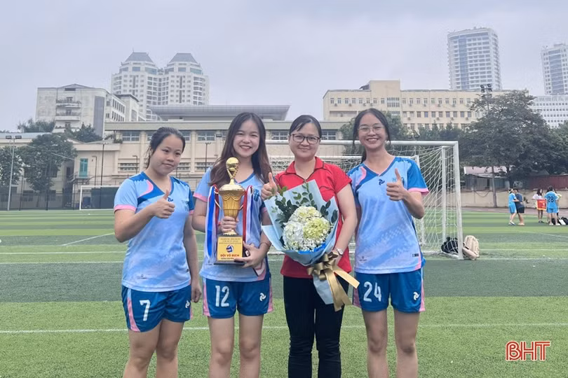 Nữ phó giáo sư 8X quê Hà Tĩnh và hành trình 20 năm gắn bó với môn Vật lý