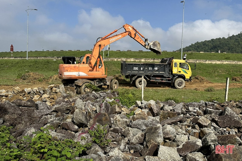 Khắc phục tình trạng sạt lở bờ sông phía ngoài cống Trung Lương