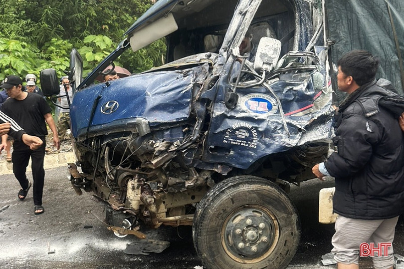2 xe tải tông trực diện, tài xế mắc kẹt trong cabin