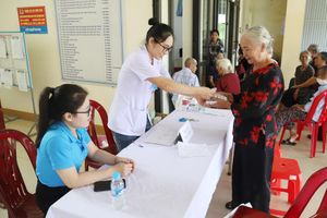 Khám, cấp thuốc miễn phí cho gần 350 gia đình chính sách ở Hương Sơn