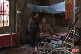 Vòng tay nhân ái: Người phụ nữ 63 tuổi gồng gánh 2 người bệnh trong căn nhà cũ nát