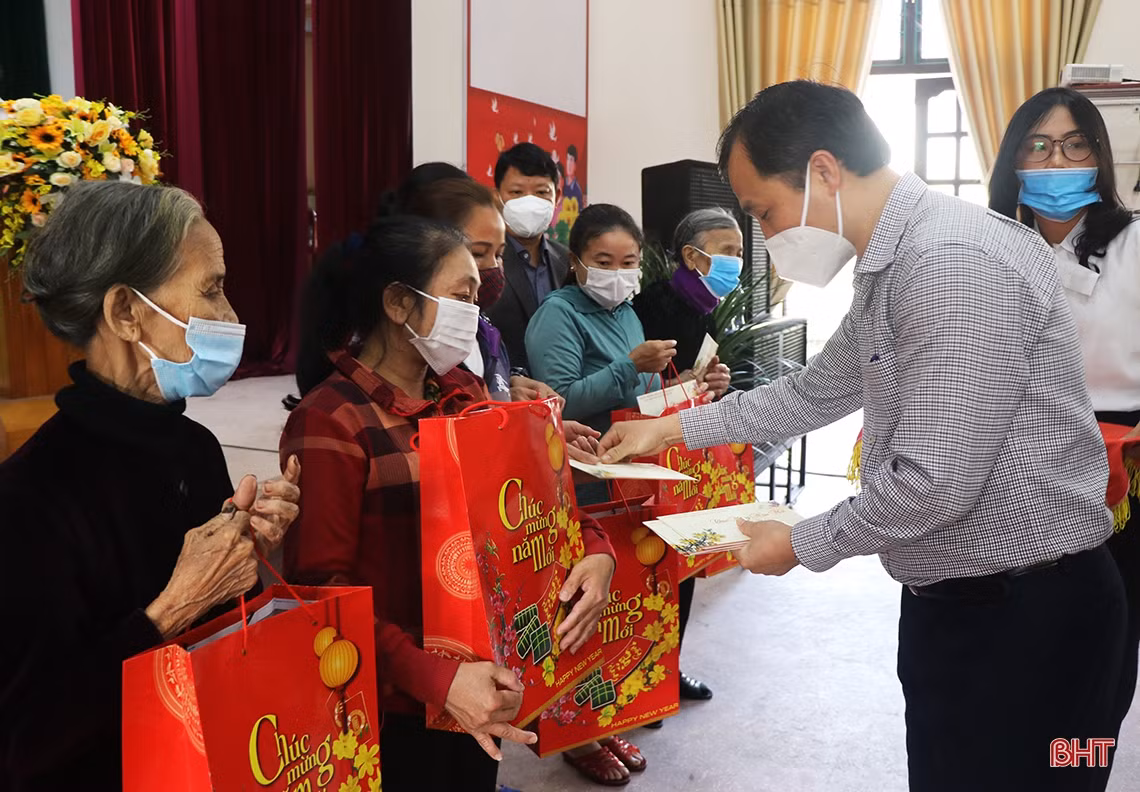 Bí thư Tỉnh ủy Hà Tĩnh tặng quà tết cho người nghèo, gia đình chính sách