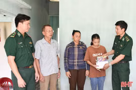 Tiếp sức học sinh khó khăn vững bước vào năm học mới