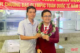 Thầy giáo ở Hà Tĩnh được trao Giải thưởng Lê Văn Thiêm