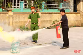 Nâng cao kỹ năng PCCC cho gần 200 cán bộ y tế, trường học ở Can Lộc