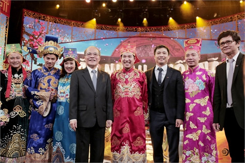 Chủ tịch Quốc hội Nguyễn Sinh Hùng chụp ảnh kỷ niệm cùng các nghệ sĩ tham gia chương trình Táo quân