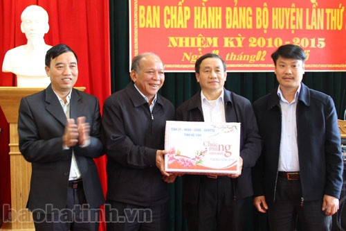 Phó Chủ tịch UBND tỉnh kiểm tra tiến độ GPMB Thủy lợi Ngàn Trươi và tặng quà Tết ở Vũ Quang ảnh 2