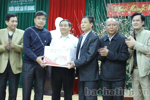 Phó Chủ tịch UBND tỉnh kiểm tra tiến độ GPMB Thủy lợi Ngàn Trươi và tặng quà Tết ở Vũ Quang ảnh 3