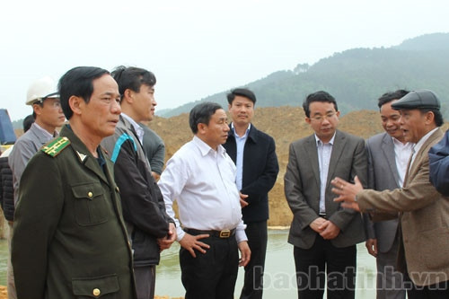 Phó Chủ tịch UBND tỉnh kiểm tra tiến độ GPMB Thủy lợi Ngàn Trươi và tặng quà Tết ở Vũ Quang ảnh 1