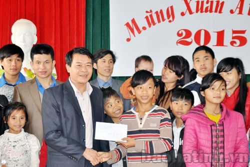 Tặng quà Tết cho trẻ mồ côi, người khuyết tật ảnh 2